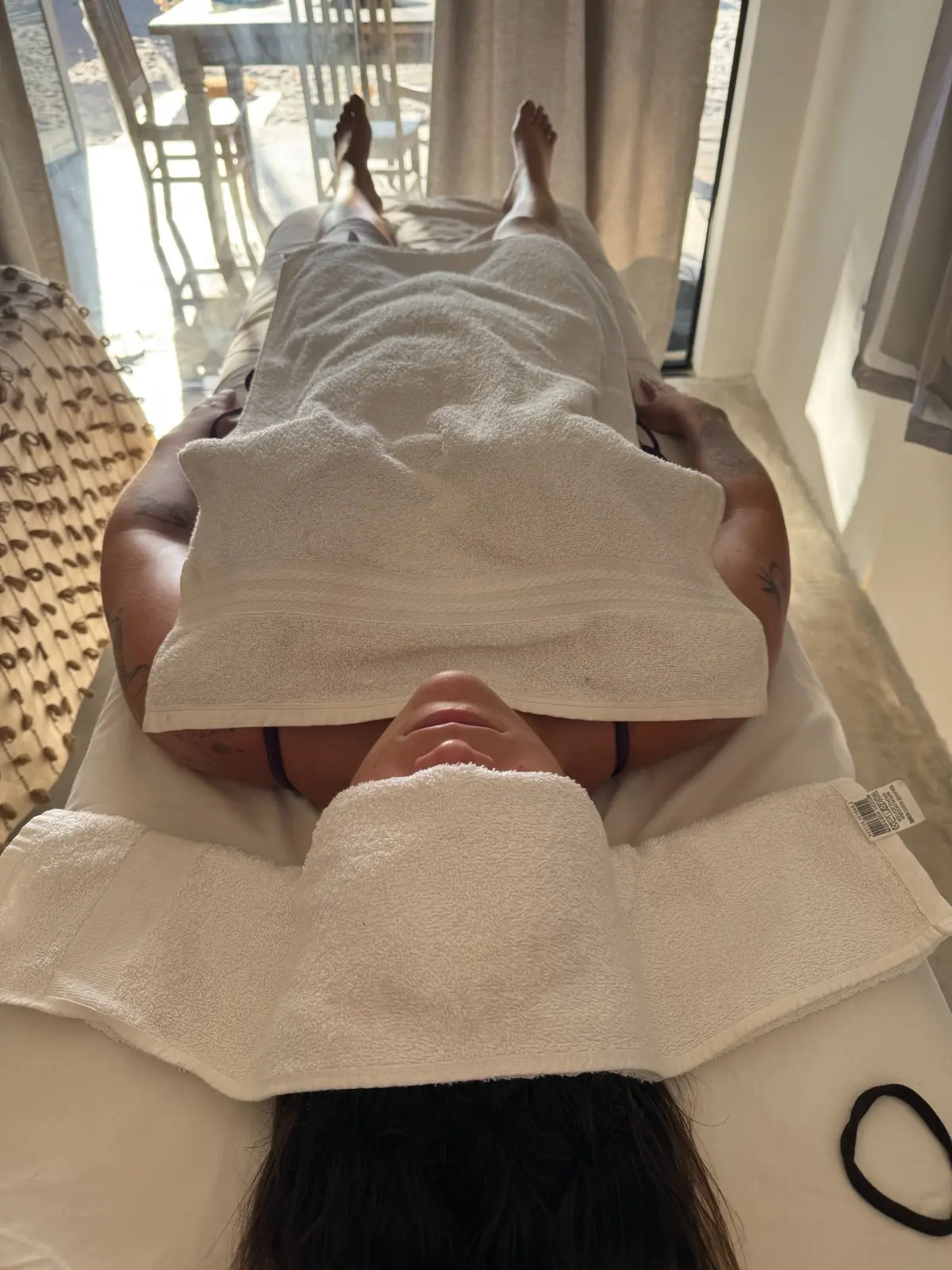 Estrutura preparada para atendimento de massagem na hospedagem em Caraíva