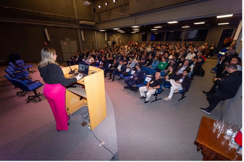 Manuella Swierczynski durante apresentação profissional